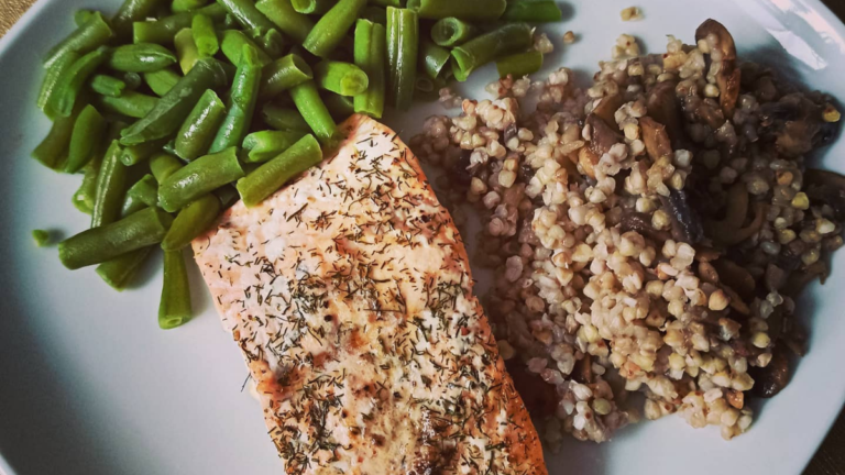 Read more about the article Przepis: pieczony łosoś z kaszą gryczaną i fasolką szparagową